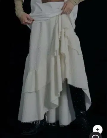 UND OVER SLIT RUFFLE SKIRT