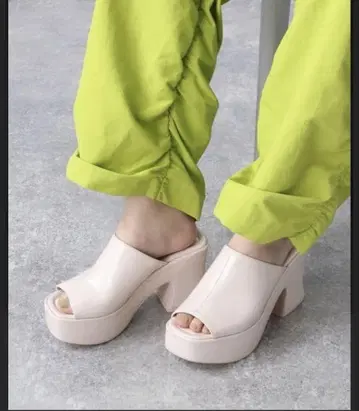 지나시스 통굽 아츠조코 뮬 샌들