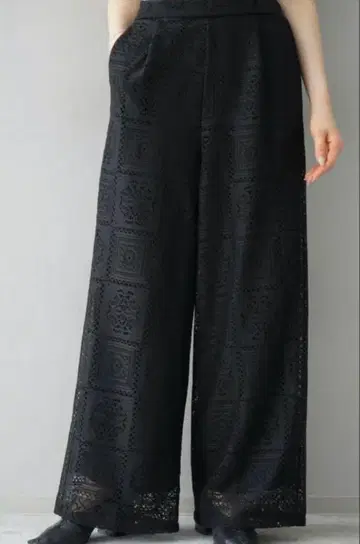 루미에 같은 형태 블록 레이스 와이드 팬츠 블랙