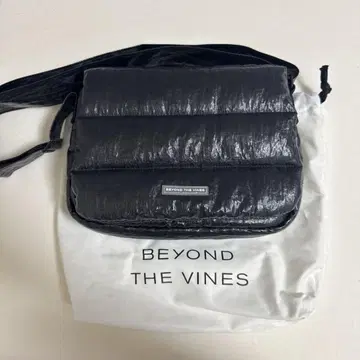 BEYOND THE VINES 블랙 숄더백