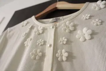 아이보리 꽃 모티브 긴팔 가디건