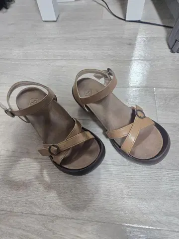 브라운 스트랩 컴포트 샌들