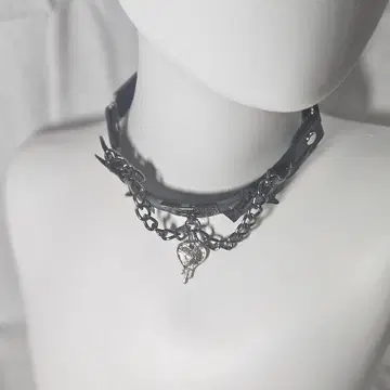 블랙 가죽 초커 하트 참 포함