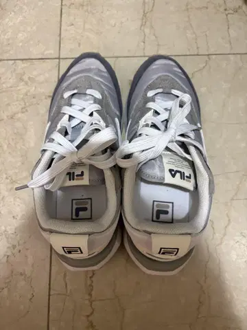 휠라 그레이 화이트 스니커즈