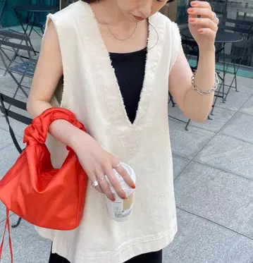 아이보리 V넥 슬리브리스 탑