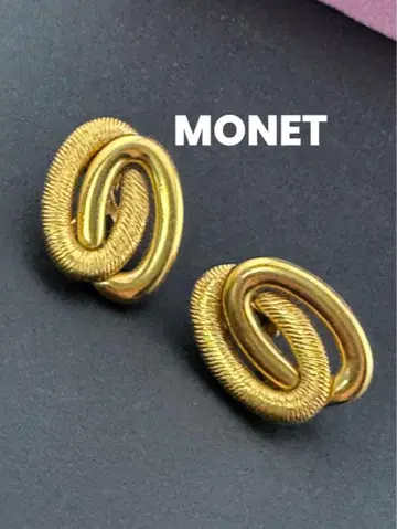 MONET 골드 트위스트 디자인 귀찌
