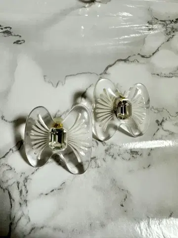 petite robe noire 리본형 투명 귀찌