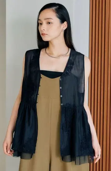 LEPS I M 시어 자수 모듬 슬리브리스 블라우스 베스트 블랙