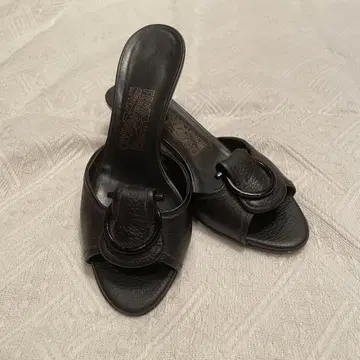 페라가모 페라가모 블랙 가죽 뮬 23cm