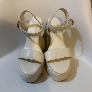 DIANA 화이트 퀼팅 샌들