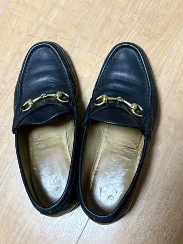 블랙 로퍼 골드 금장 장식