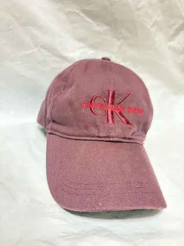 CALVIN KLEIN JEANS 버건디 캡