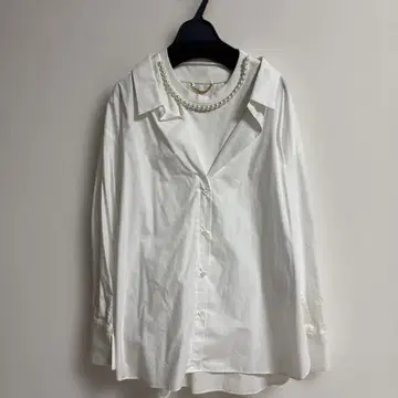 뮤베일 화이트 셔츠 펄 넥라인 muveil