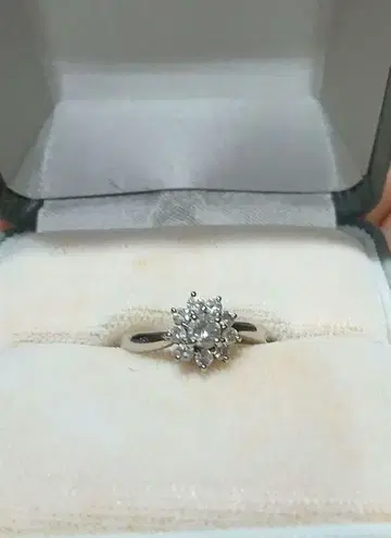 [새상품급] 고져스 여성용 반지 플래티넘900 & 1+8개 다이아몬드