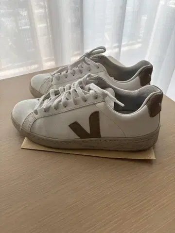 VEJA 화이트 스니커즈