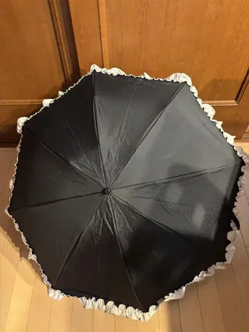 아시야 로사 블랑 프릴이 달린 블랙 접이식 양산
