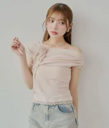 Chico 로즈 초커가 달린 원숄더 밑단 레이스 티셔츠 상의