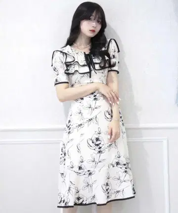 [ TITTY&CO. ] 더블 컬러 파이핑 플레어 원피스