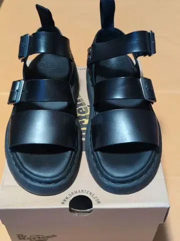 Dr. Martens 샌들