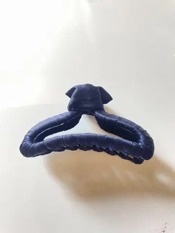 L. Erickson 네이비 리본 헤어 클립