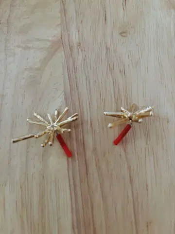 골드 컬러 별 모양 디자인 귀걸이