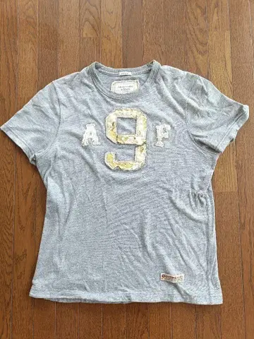 Abercrombie & Fitch 데미지 티셔츠 / 사이즈 M