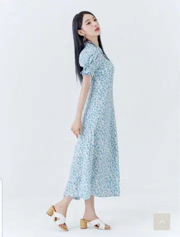 미야와키 사쿠라 씨 착용 릴리 브라운 바리에이션 패턴 원피스 블루 1