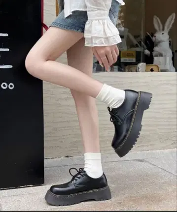 통굽 블랙 레이스업 슈즈