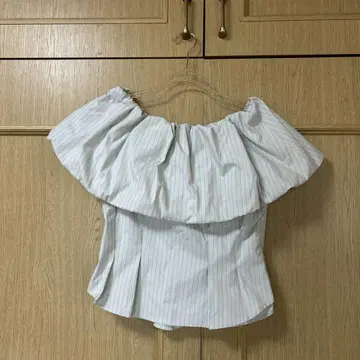 화이트 스트라이프 오프숄더 셔츠