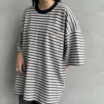 단톤 스트라이프 티셔츠 포켓 부착