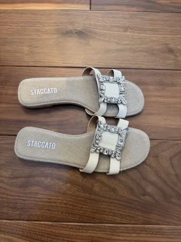 STACCATO 비쥬가 달린 플랫 샌들