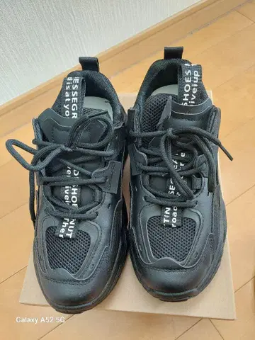 블랙 스니커즈