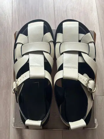 ZARA 자라 구르카 샌들 38 에크루 가죽 플랫 케이지