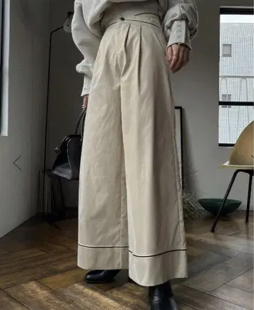고의로 벨트 라인 테이프를 가로지르는 치노