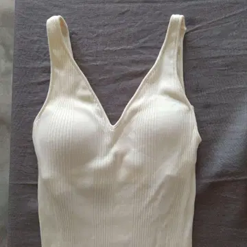 HAKUJI 아이보리 V넥 탱크탑
