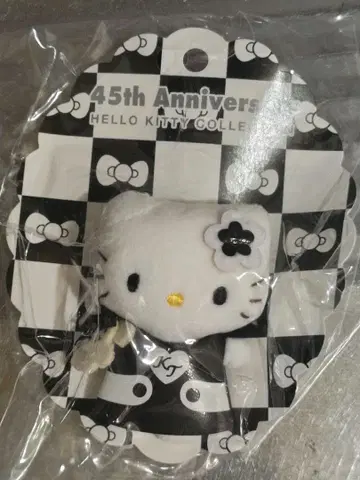 산리오 헬로키티 컬렉션 45주년 기념 브로치