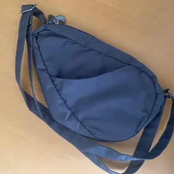 HEALTHY BACK BAG 다크 그레이 슬링 백
