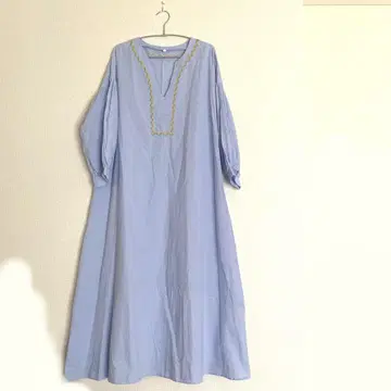 스카이블루 롱 원피스 자수 산뜻한 디자인