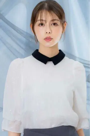 노엘라 튤과 스팽글 프릴 소매 블라우스