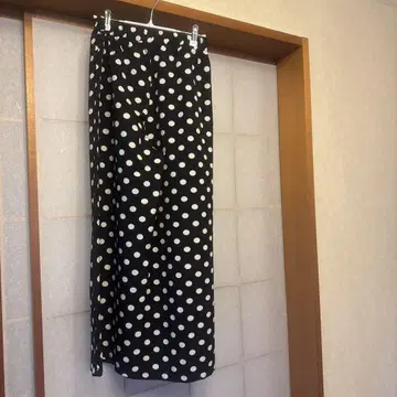 안티카 물방울 패턴 가우초 팬츠 블랙과 화이트