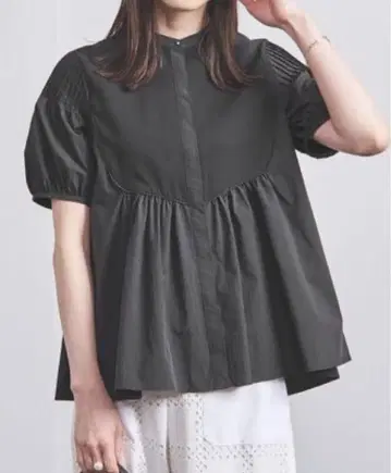 유나이티드 애로우즈 EMBOS 핀턱 숏 슬리브 블라우스 블랙