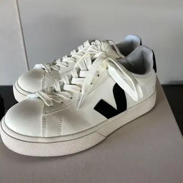 VEJA 화이트/블랙 스니커즈 37