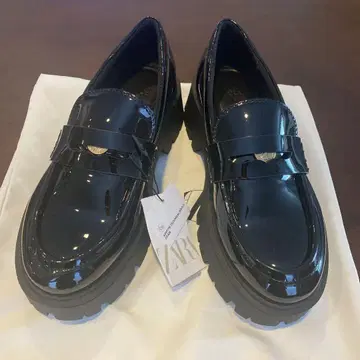 미사용 새상품 자라 골드 메달 블랙 에나멜 통굽 로퍼 37