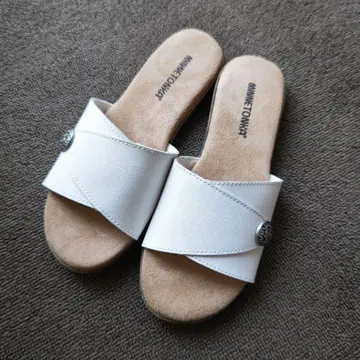 MINNETONKA 화이트 컴포트 샌들