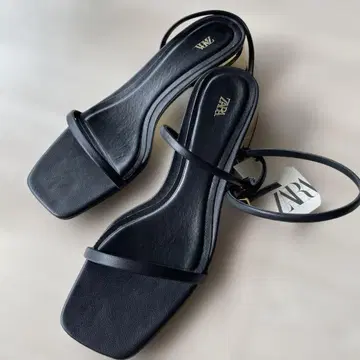 자라 블랙 스트랩 샌들