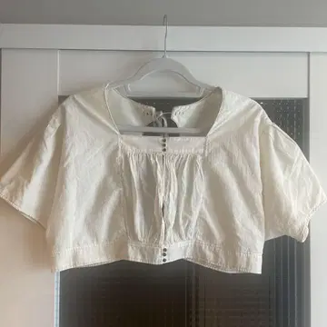 빔즈 보이 화이트 크롭 탑 개더