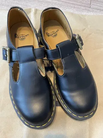 Dr. Martens 블랙 스트랩 슈즈 UK3
