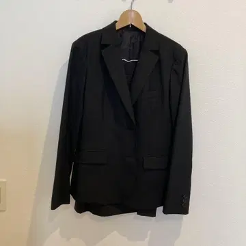 블랙 정장 자켓과 스커트 세트