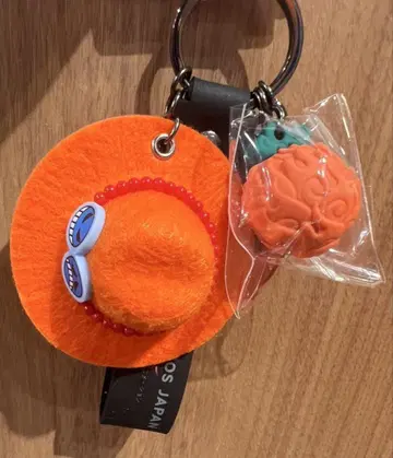 USJ 한정판 원피스 에이스 모자 키링