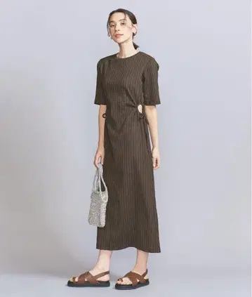 사이드 홀 숏 슬리브 원피스 브라운